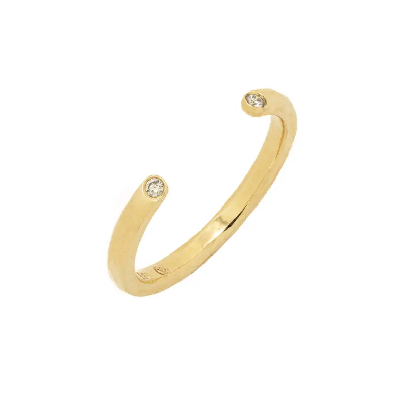 Ring in 14kt Gelbgold mit gehämmerter Ringschiene und Diamanten