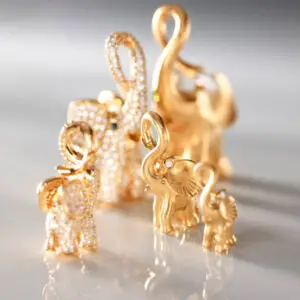 Elephant aus der My Little World Collection in 18kt Gelbgold mit 1 Diamant inkl. schwarzes Band – Bild 2